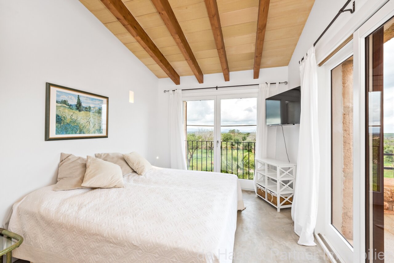 Fantastic finca with distant sea views to the south-west and over the north coast