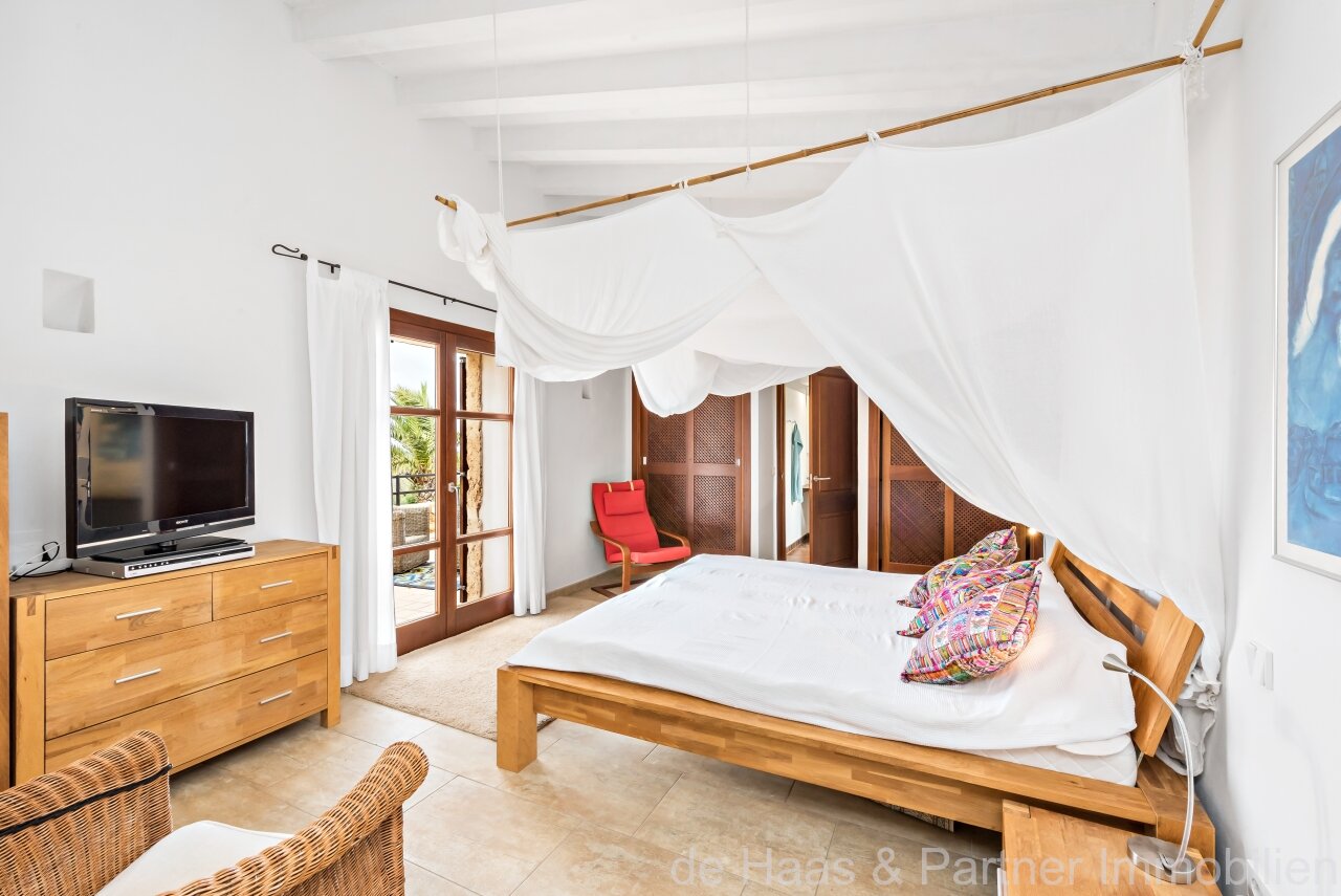 Fantastic finca with distant sea views to the south-west and over the north coast