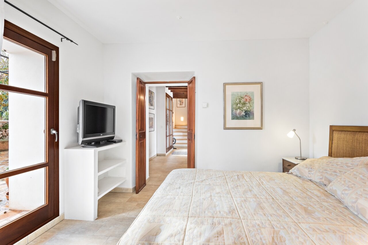 Fantastic finca with distant sea views to the south-west and over the north coast