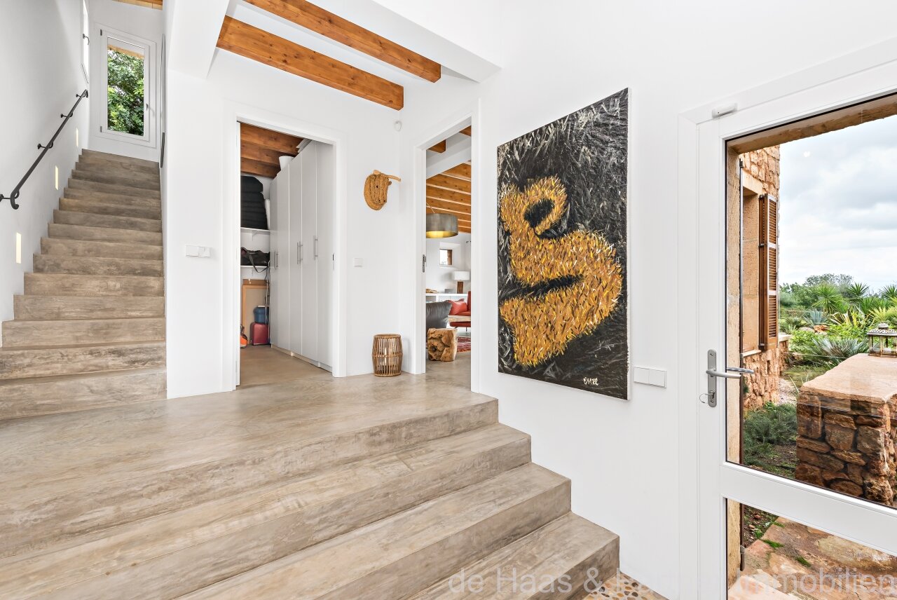 Fantastic finca with distant sea views to the south-west and over the north coast