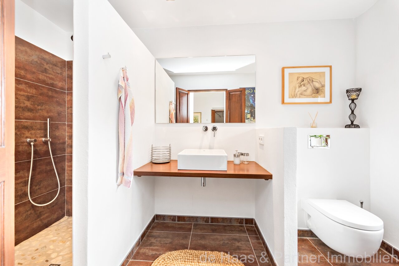 Fantastic finca with distant sea views to the south-west and over the north coast