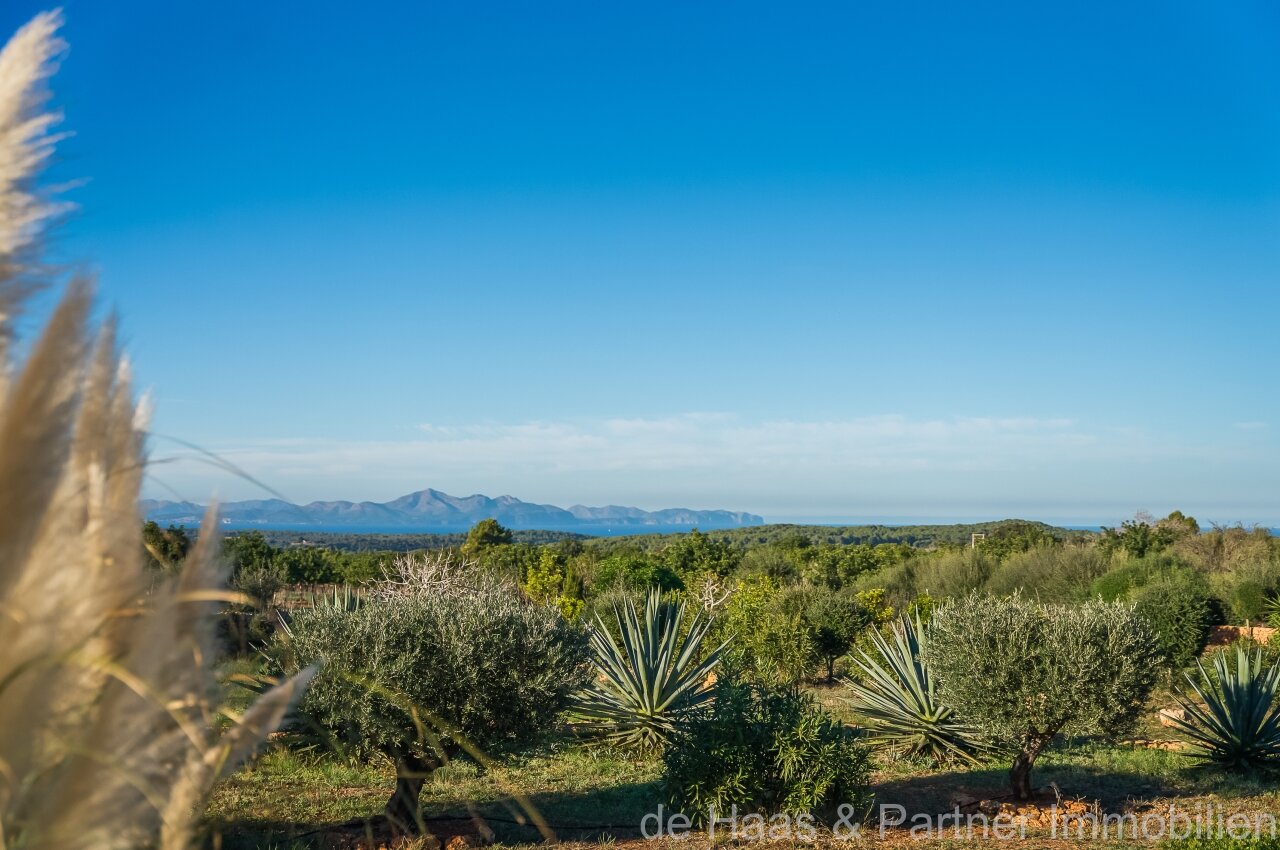 Fantastic finca with distant sea views to the south-west and over the north coast