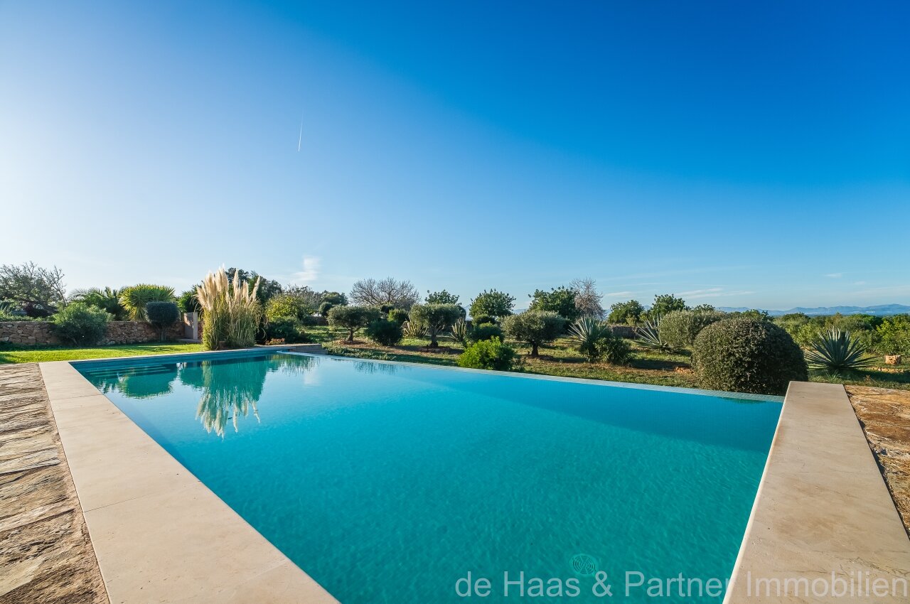 Fantastic finca with distant sea views to the south-west and over the north coast