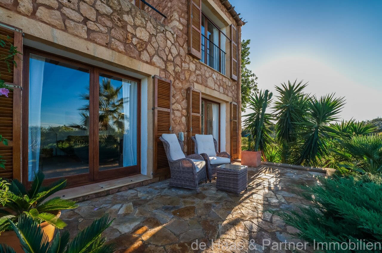 Fantastic finca with distant sea views to the south-west and over the north coast