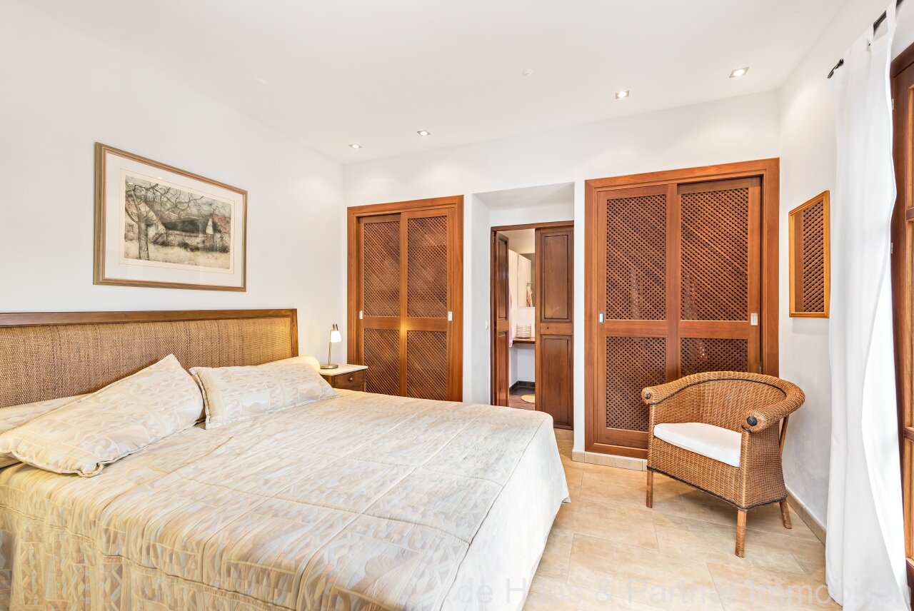 Fantastic finca with distant sea views to the south-west and over the north coast