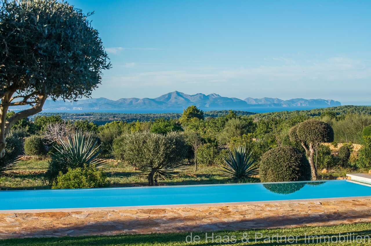 Fantastic finca with distant sea views to the south-west and over the north coast