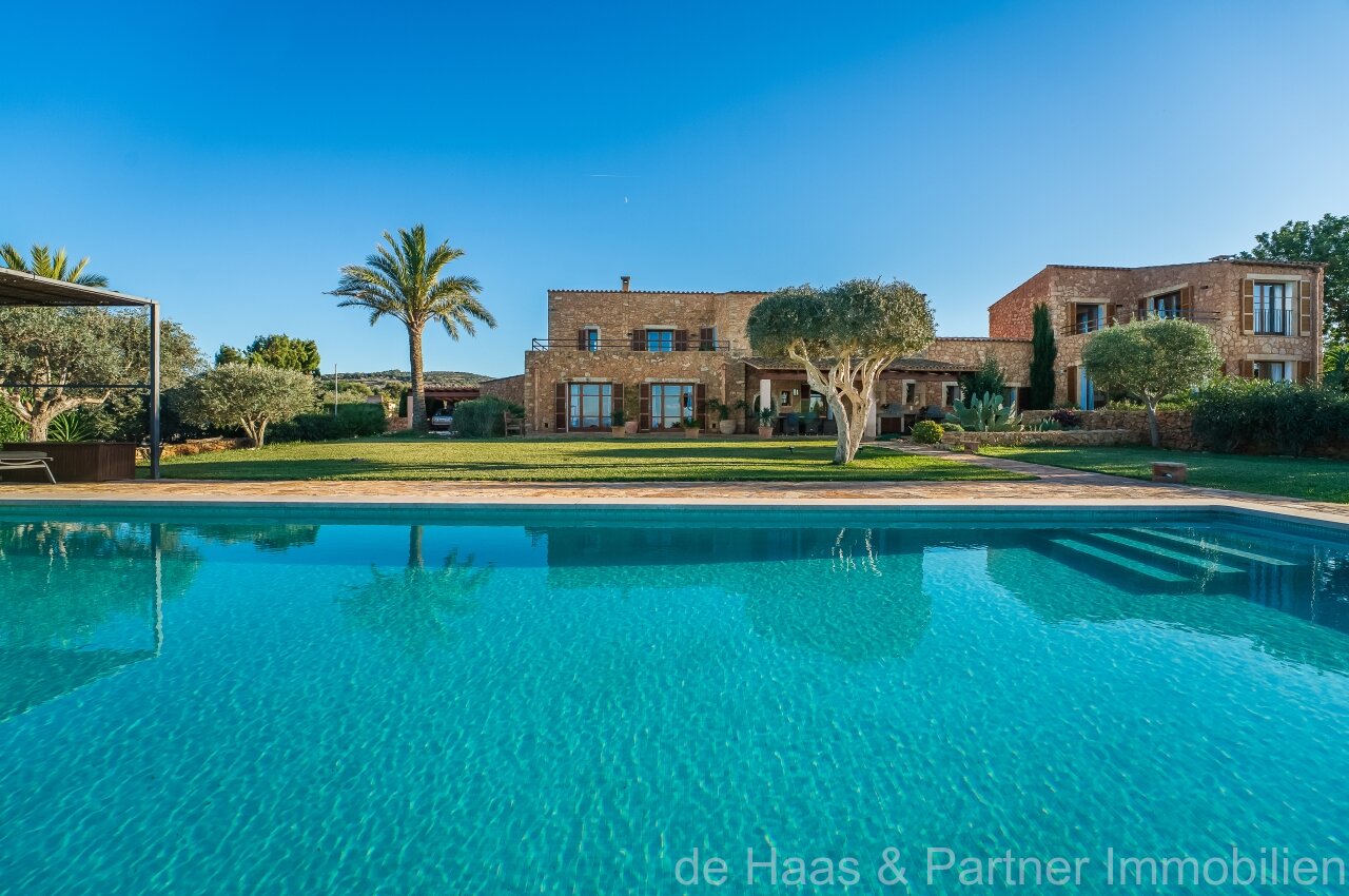 Fantastic finca with distant sea views to the south-west and over the north coast