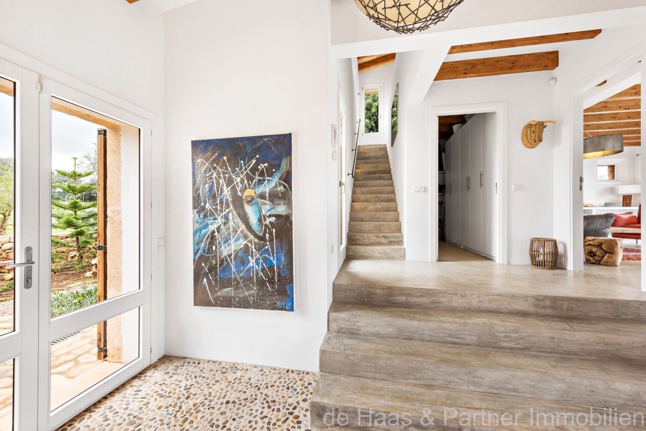 Fantastic finca with distant sea views to the south-west and over the north coast