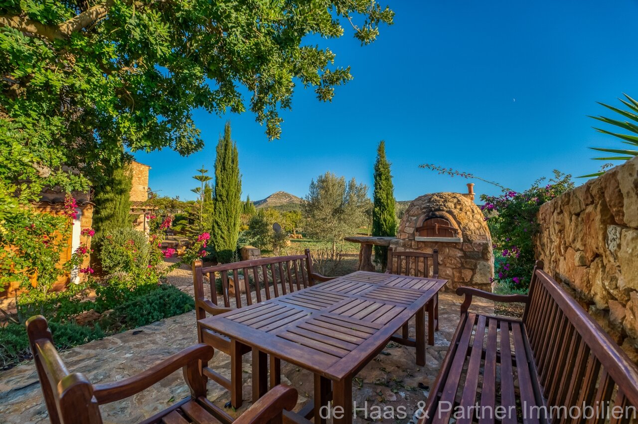 Fantastic finca with distant sea views to the south-west and over the north coast