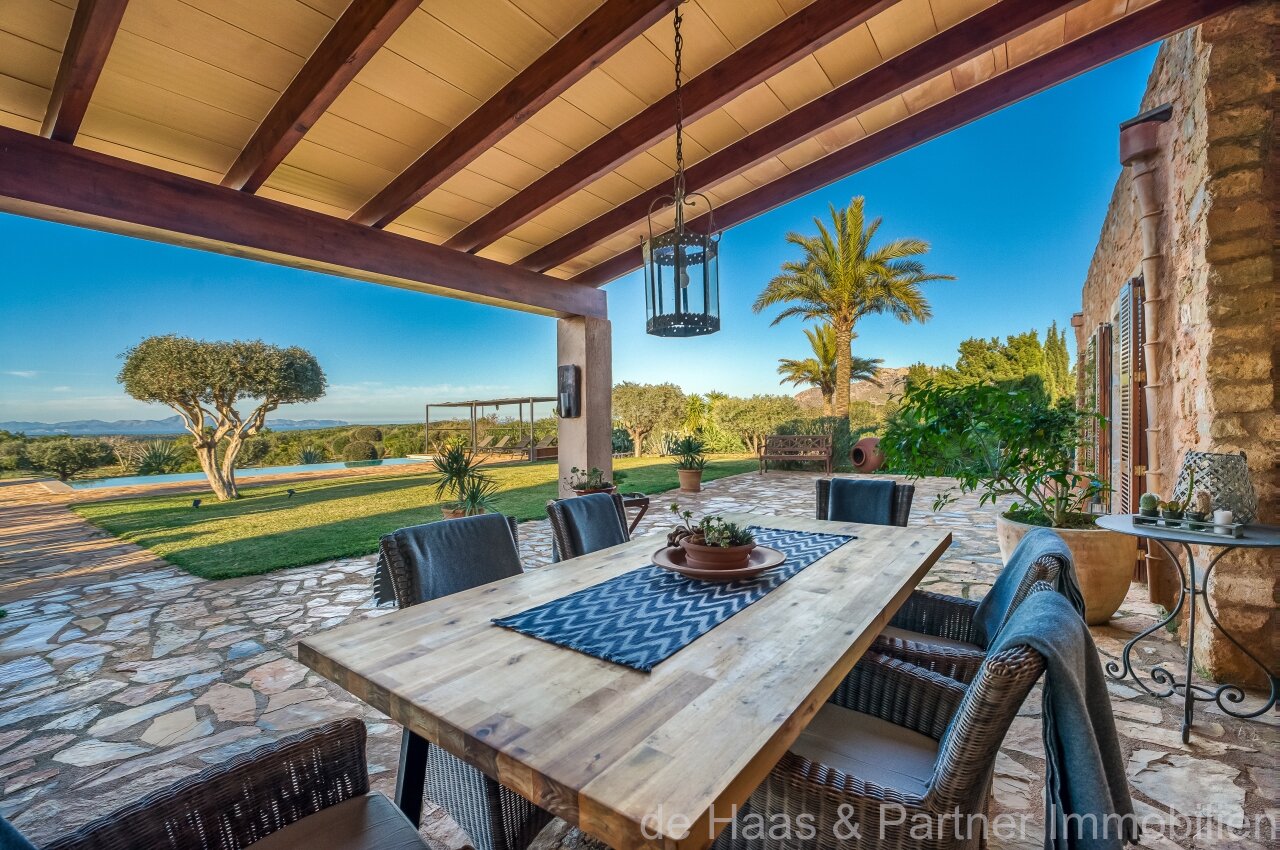Fantastic finca with distant sea views to the south-west and over the north coast