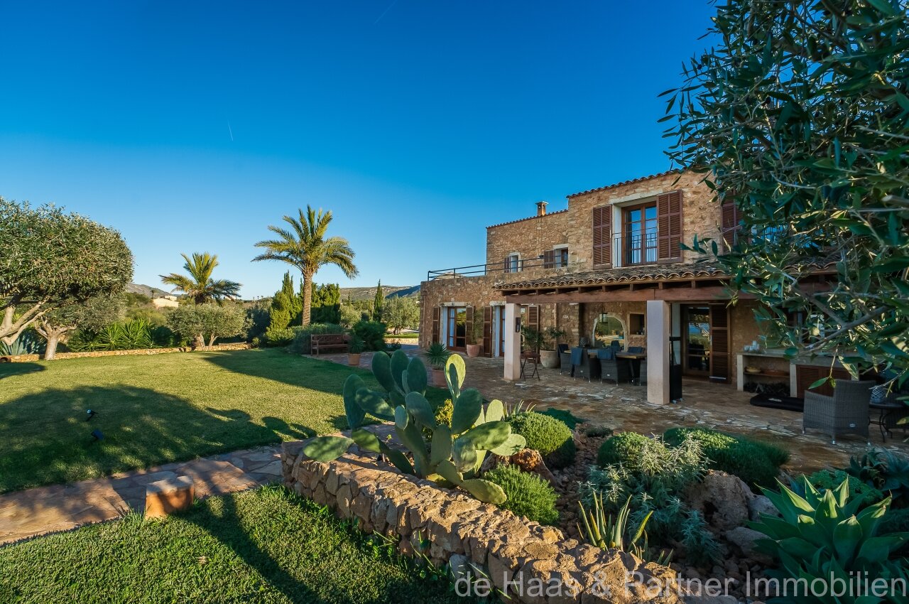 Fantastic finca with distant sea views to the south-west and over the north coast