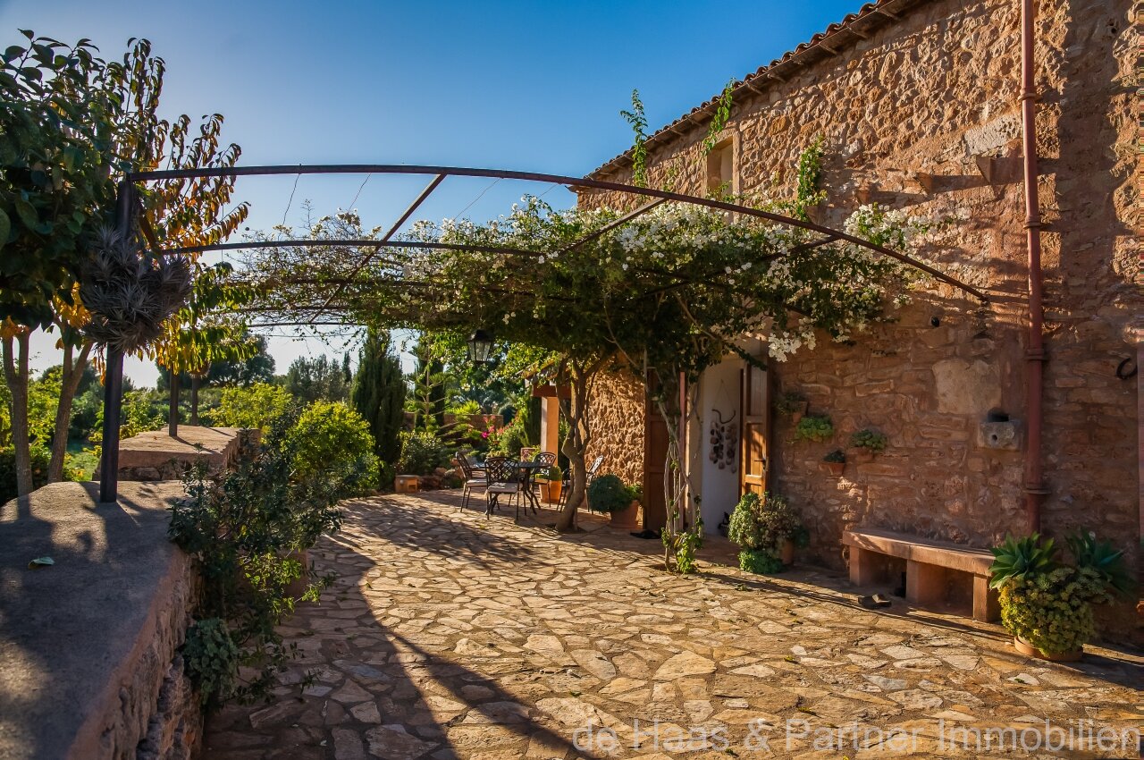 Fantastic finca with distant sea views to the south-west and over the north coast