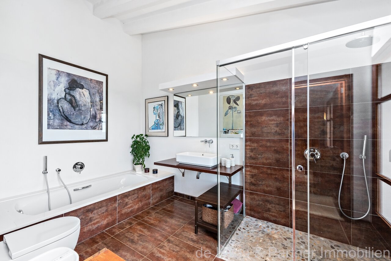 Fantastic finca with distant sea views to the south-west and over the north coast