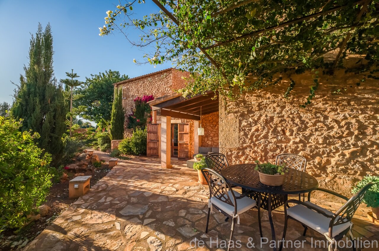 Fantastic finca with distant sea views to the south-west and over the north coast