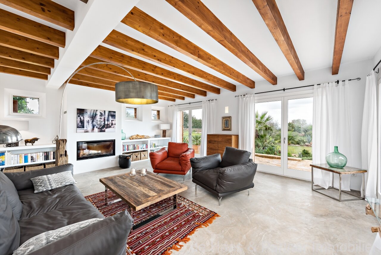 Fantastic finca with distant sea views to the south-west and over the north coast