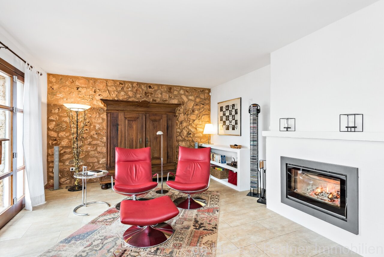 Fantastic finca with distant sea views to the south-west and over the north coast