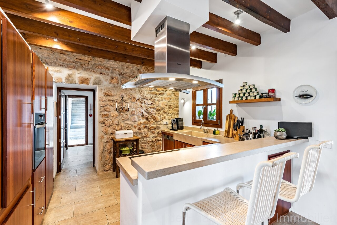 Fantastic finca with distant sea views to the south-west and over the north coast