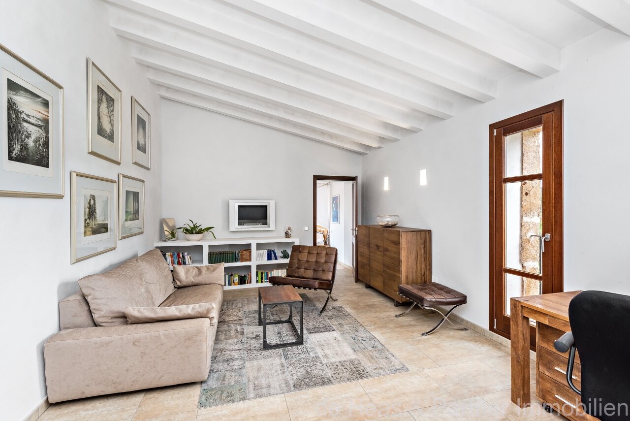 Fantastic finca with distant sea views to the south-west and over the north coast