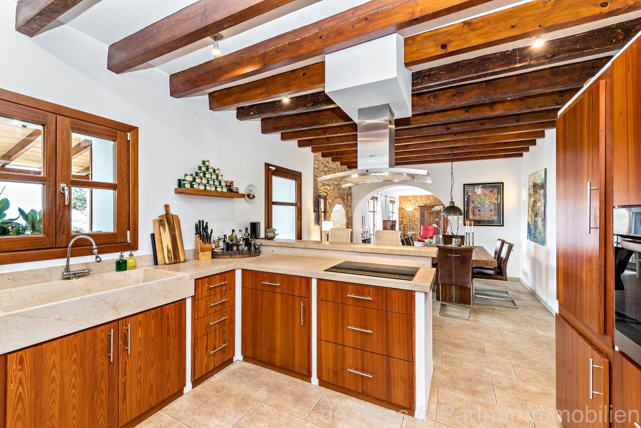 Fantastic finca with distant sea views to the south-west and over the north coast