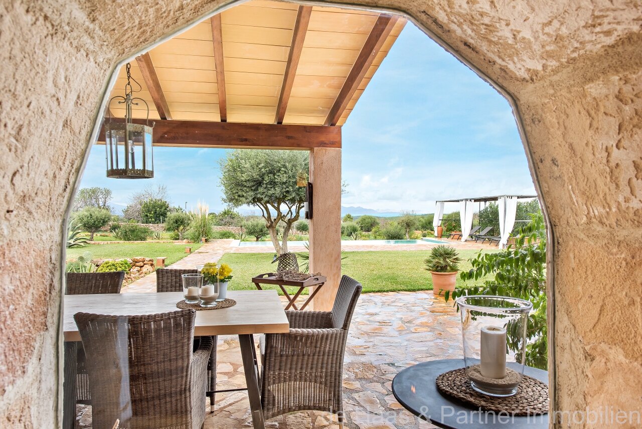 Fantastic finca with distant sea views to the south-west and over the north coast