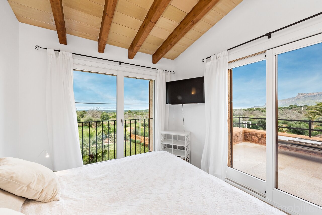 Fantastic finca with distant sea views to the south-west and over the north coast