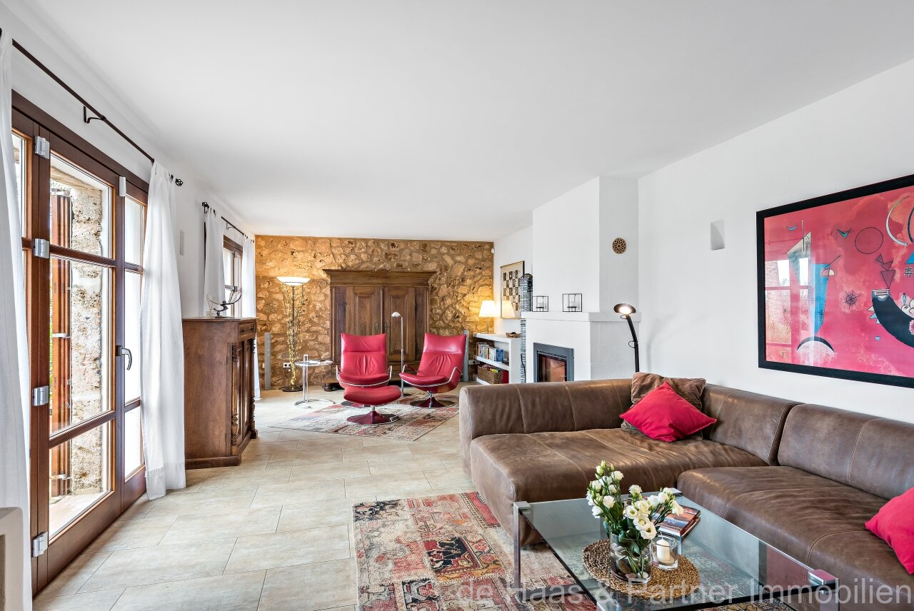 Fantastic finca with distant sea views to the south-west and over the north coast