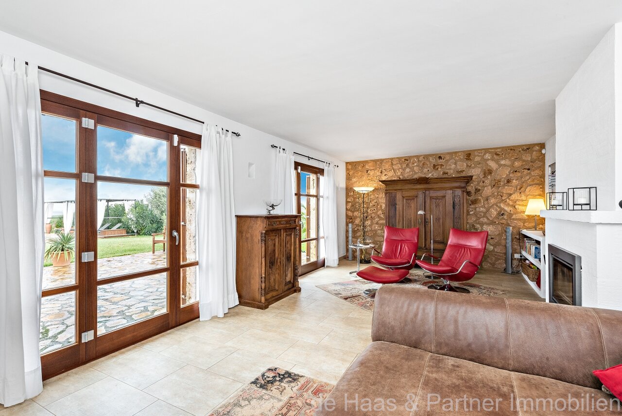 Fantastic finca with distant sea views to the south-west and over the north coast