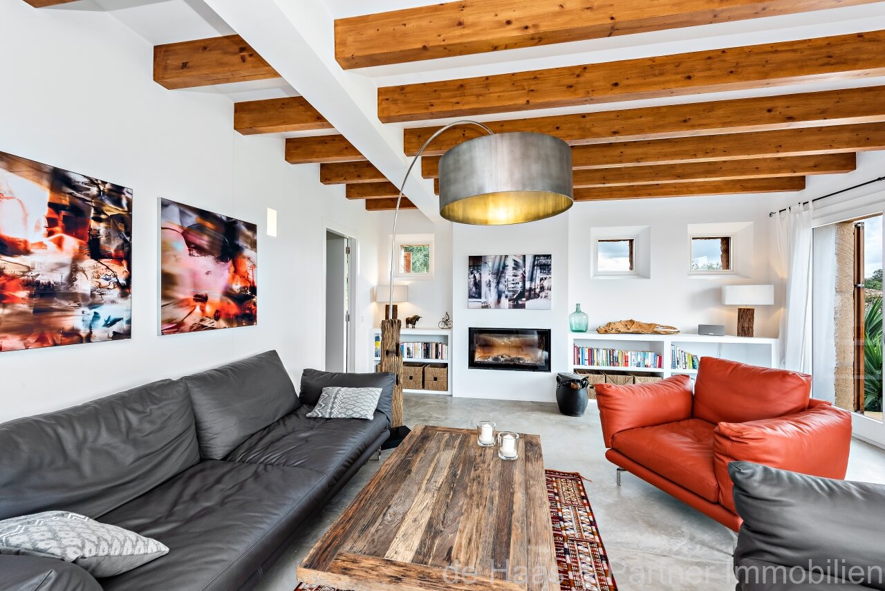 Fantastic finca with distant sea views to the south-west and over the north coast