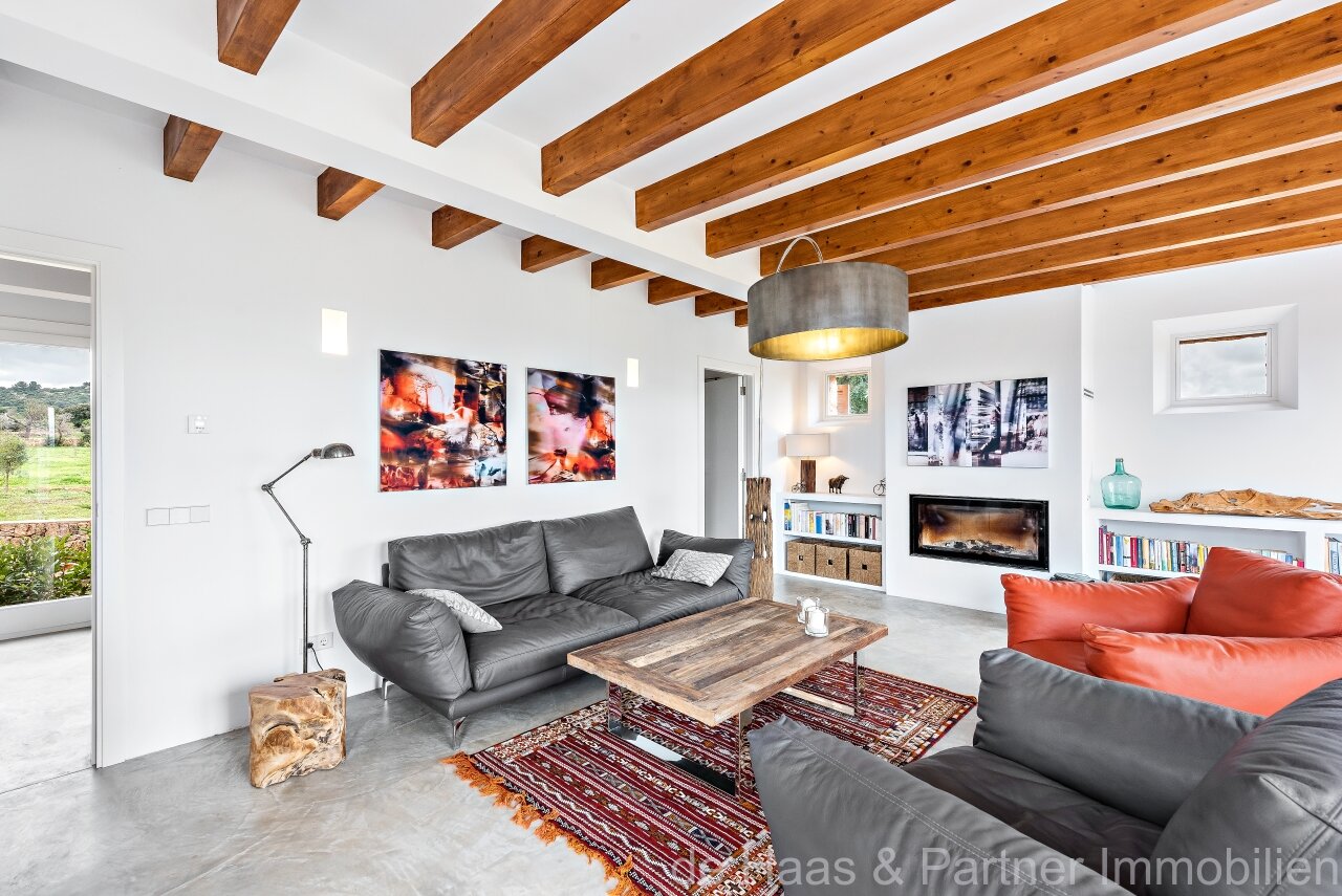 Fantastic finca with distant sea views to the south-west and over the north coast