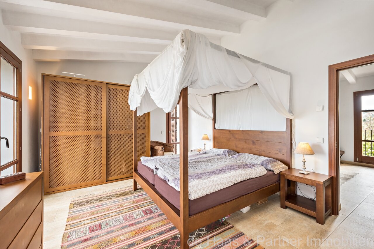 Fantastic finca with distant sea views to the south-west and over the north coast