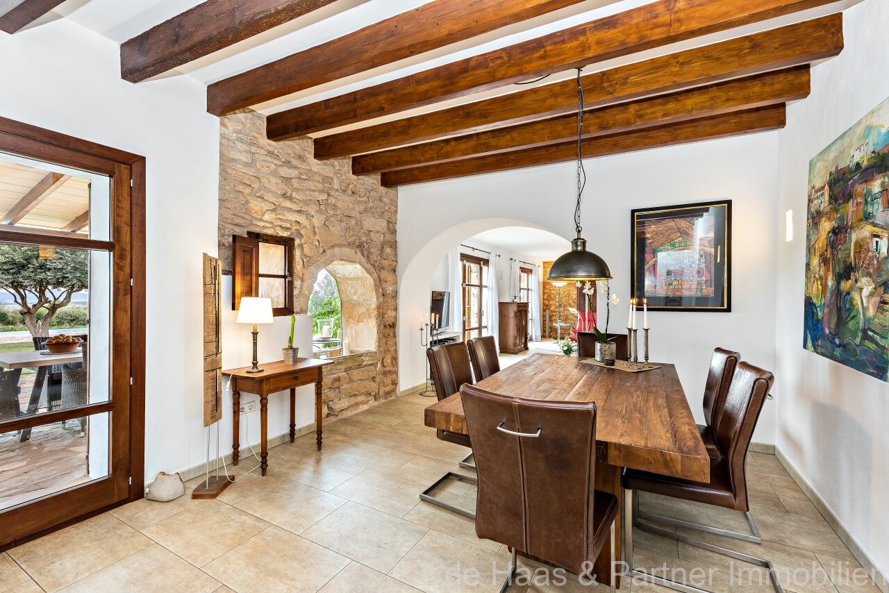 Fantastic finca with distant sea views to the south-west and over the north coast