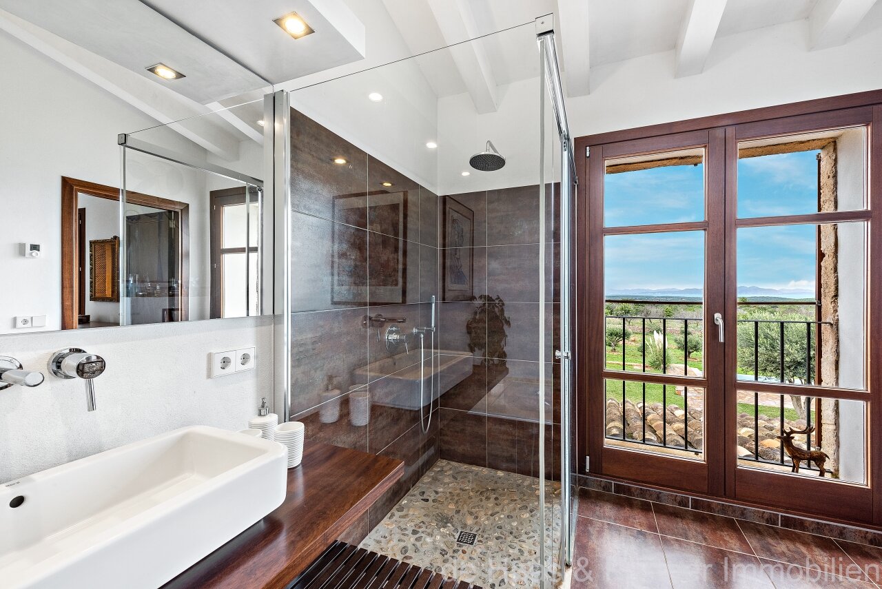 Fantastic finca with distant sea views to the south-west and over the north coast