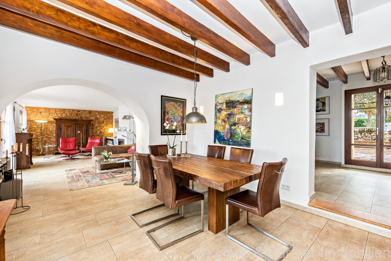 Fantastic finca with distant sea views to the south-west and over the north coast