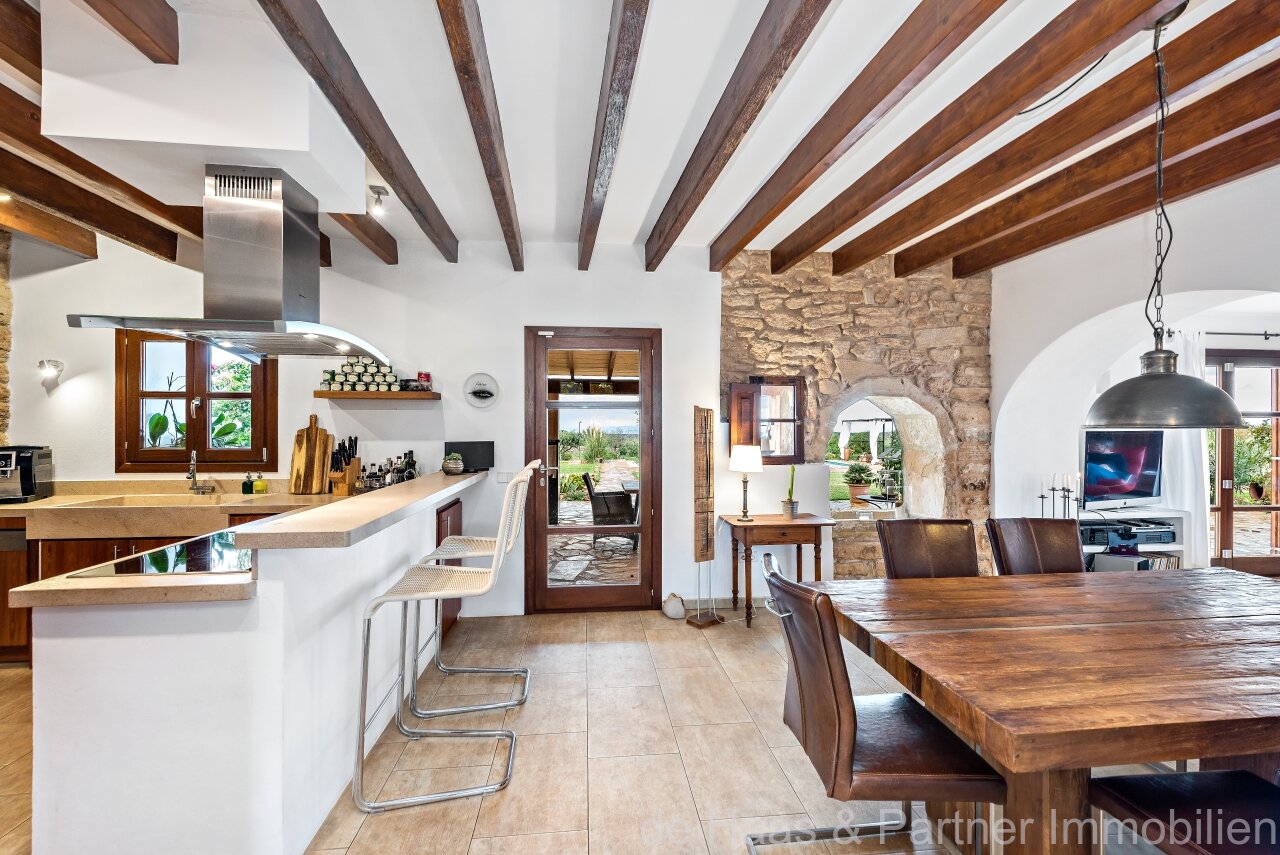 Fantastic finca with distant sea views to the south-west and over the north coast