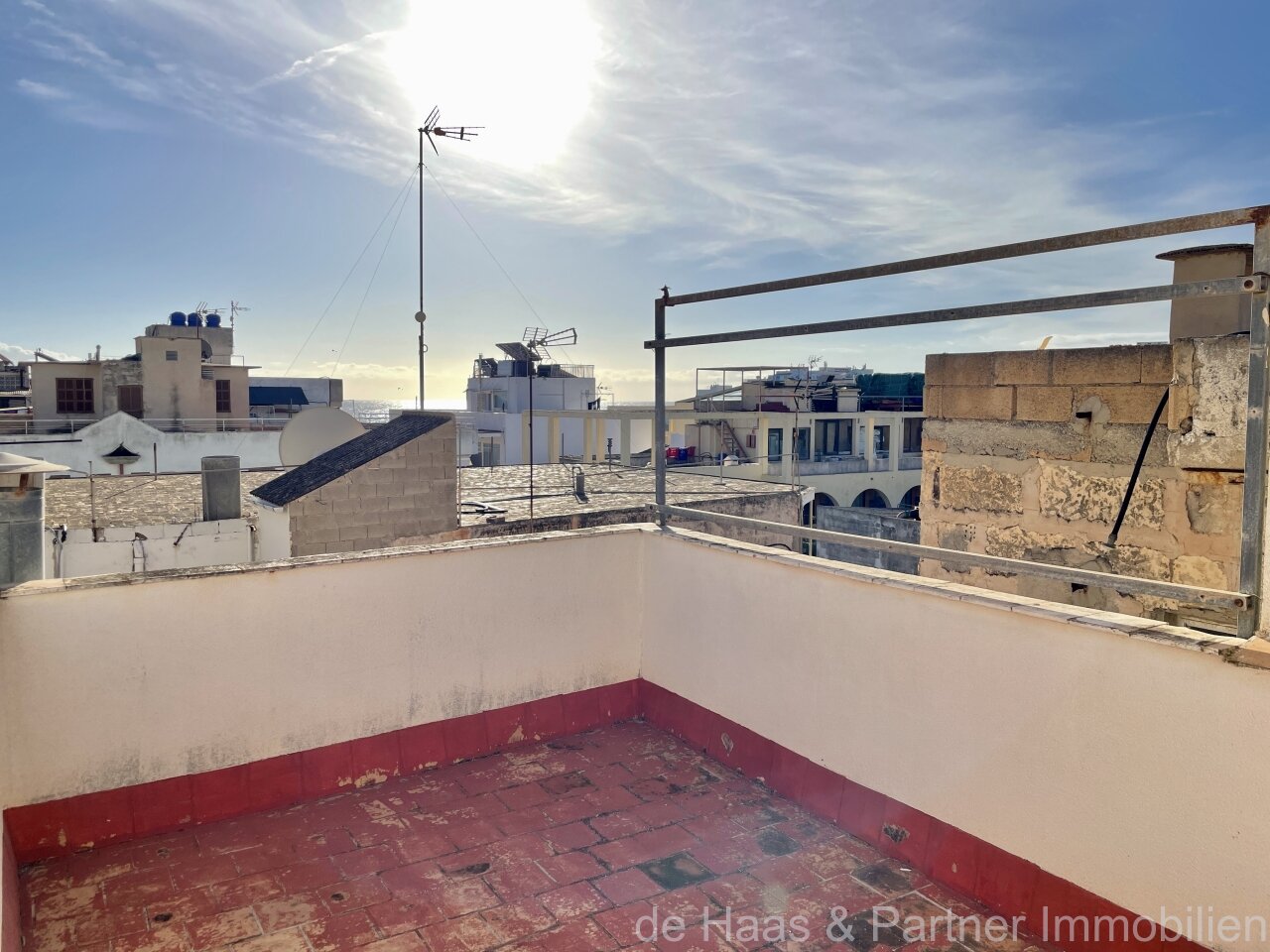 Flat with roof terrace near the sea