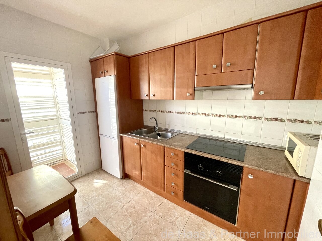 Flat with roof terrace near the sea