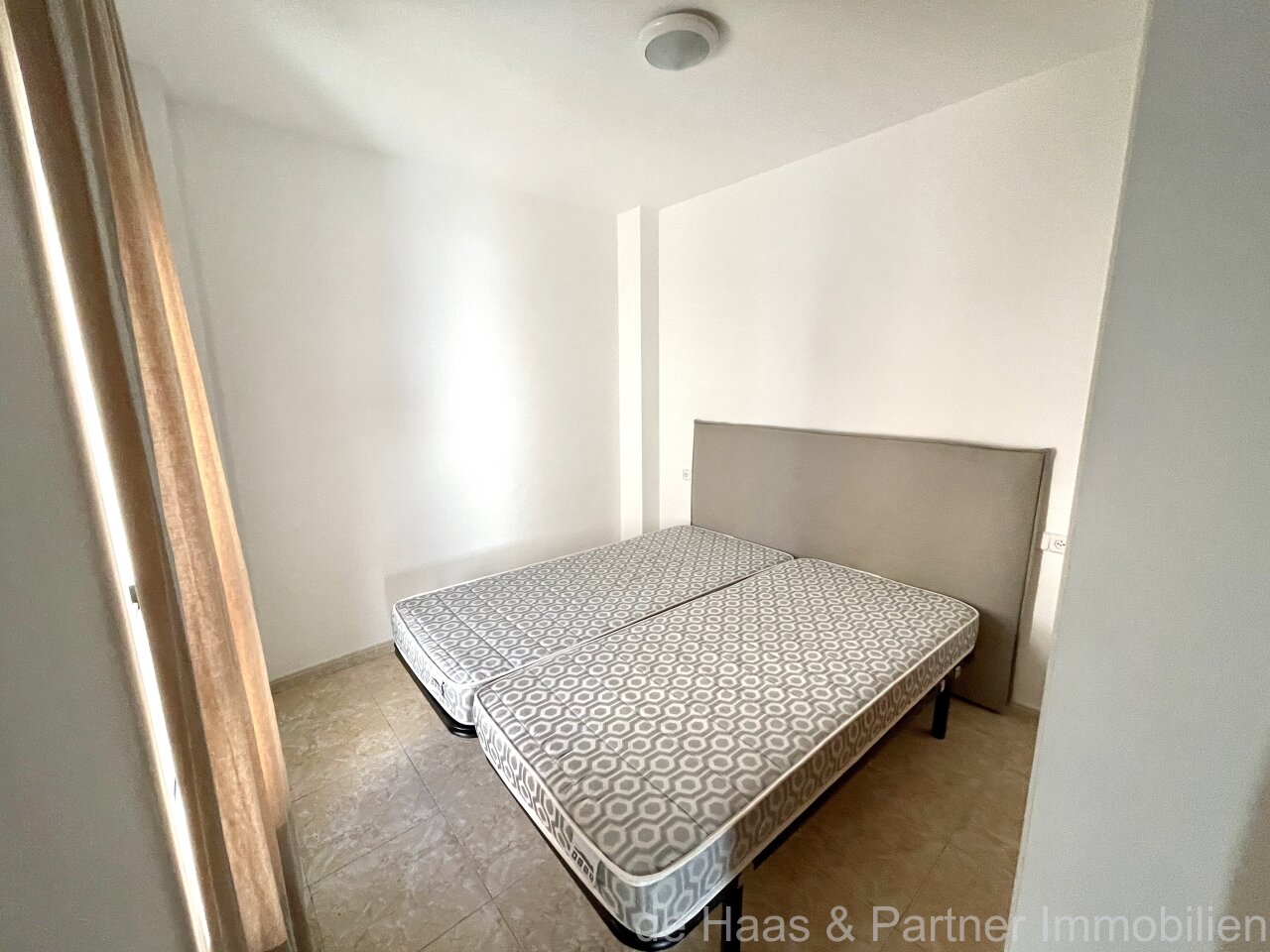 Flat with roof terrace near the sea