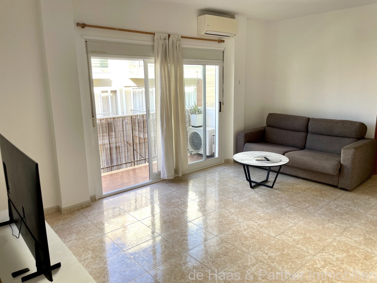 Flat with roof terrace near the sea