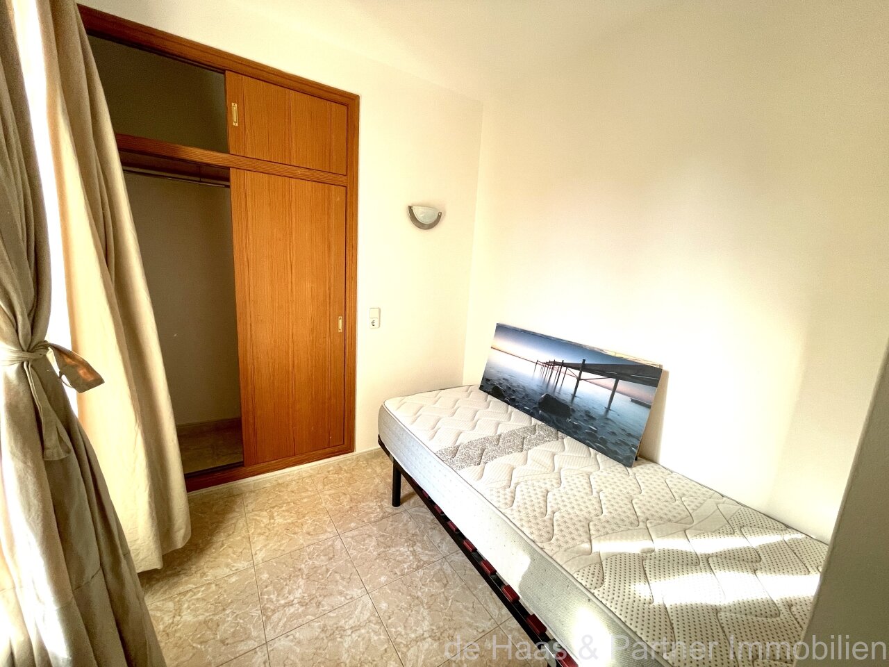 Flat with roof terrace near the sea