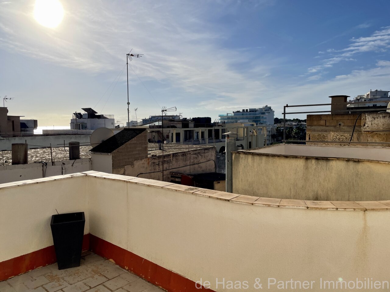 Flat with roof terrace near the sea