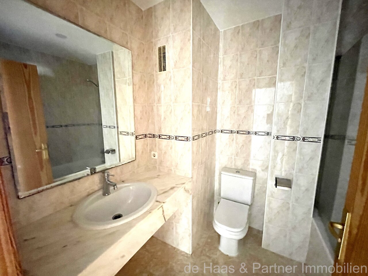 Flat with roof terrace near the sea