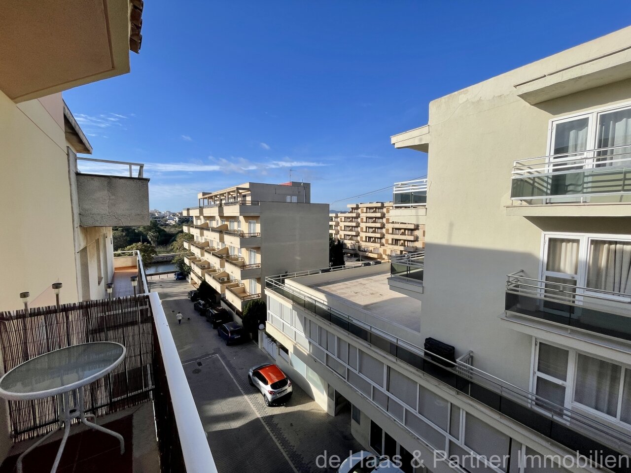 Flat with roof terrace near the sea
