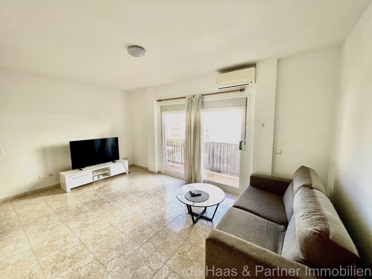 Flat with roof terrace near the sea