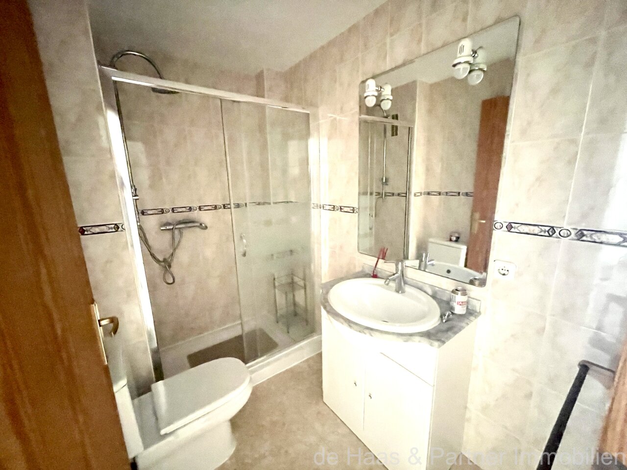 Flat with roof terrace near the sea