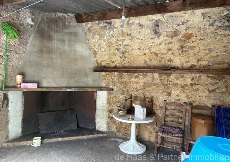 Centrally located townhouse in need of renovation with patio and roof terrace