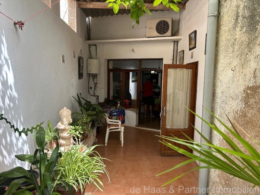 Sant Llorenç: Centrally located townhouse in need of renovation with patio and roof terrace 