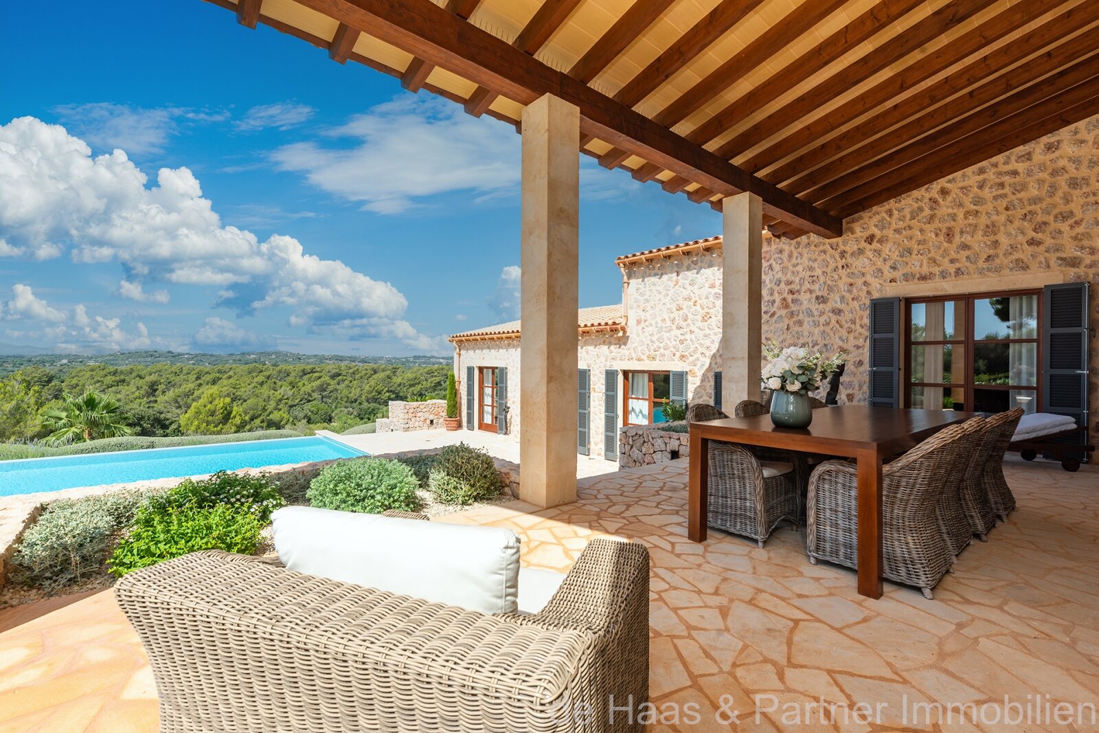 Luxury finca with stunning views and many highlights