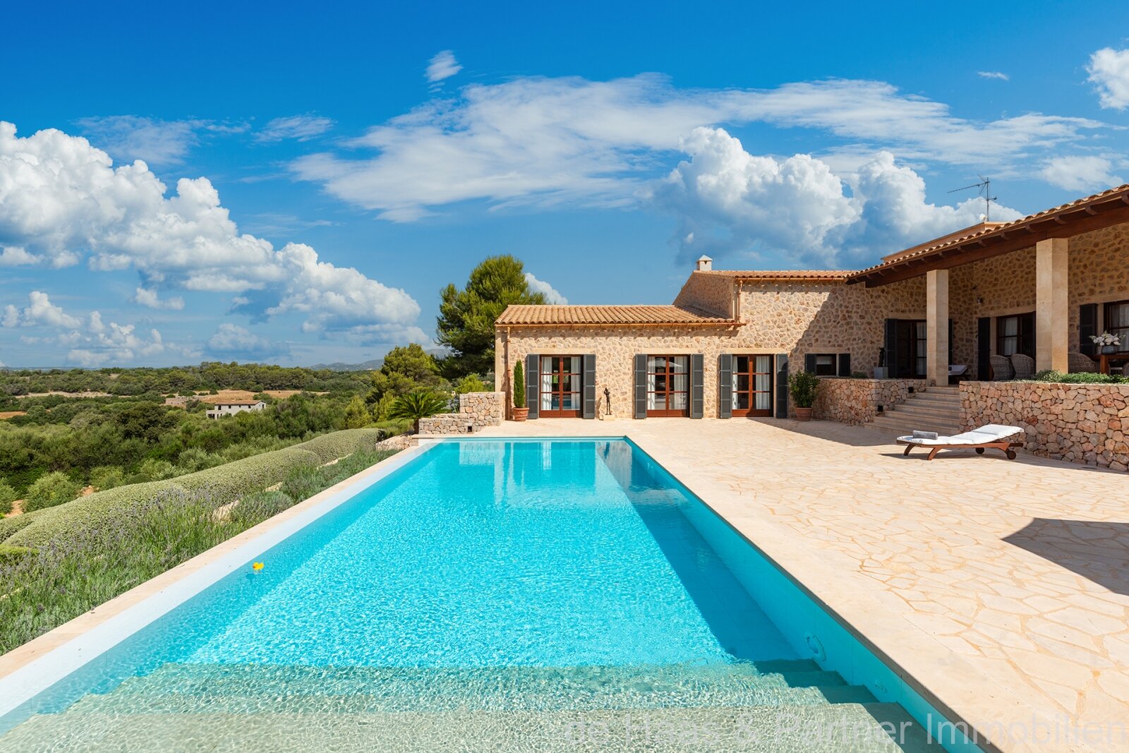 Luxury finca with stunning views and many highlights