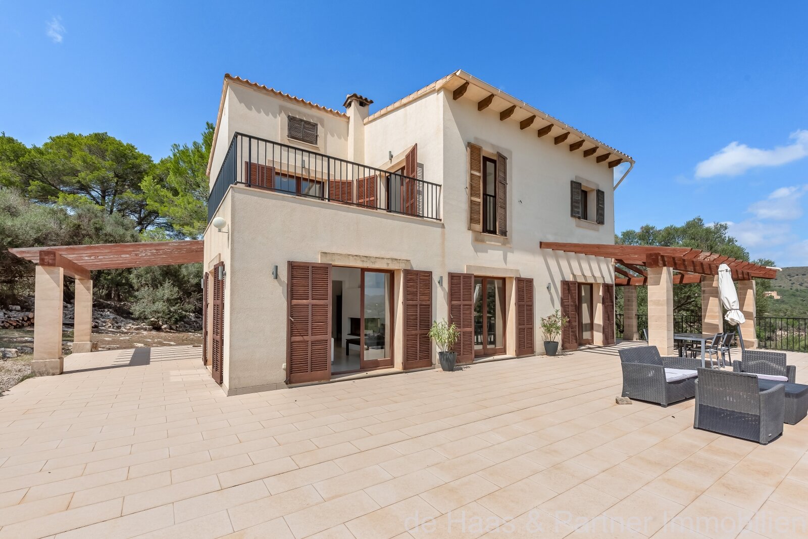 Modern finca with perfect views over Artá to the sea with guest apartment and rental license