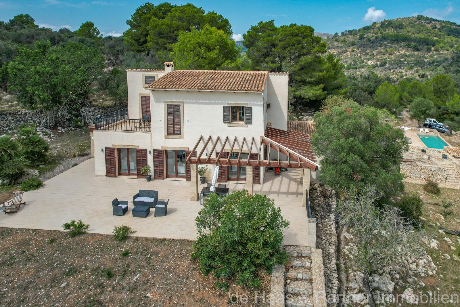 Modern finca with perfect views over Artá to the sea with guest apartment and rental license